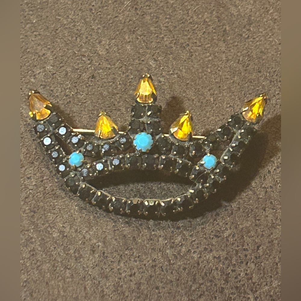 Hobe Crown Brooch